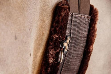 Kentucky Horsewear Sattelgurt aus Lammfell in Braun – Bild 1 von 7