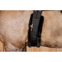 Produktbild von Kentucky Horsewear Sattelgurt aus Lammfell Schwarz 140cm