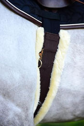 Kentucky Horsewear Sattelgurt aus Nylon mit Lammfell in Braun und Weiß – Bild 1 von 8