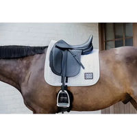 Produktbild von Kentucky Horsewear Schabracke Fishbone Turnier Dressur Weiß