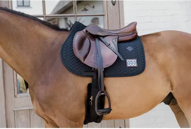 Kentucky Horsewear Schabracke Fishbone Turnier mit 2 Nummern Schwarz für Pferde – Bild 1 von 8