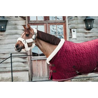 Produktbild von Kentucky Horsewear Show Rug Velvet Turnierdecke für Pferde Bordeaux Rot 145 cm