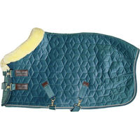 Produktbild von Kentucky Horsewear Show Rug Velvet Turnierdecke für Pferde in Bordeaux Rot mit Velours