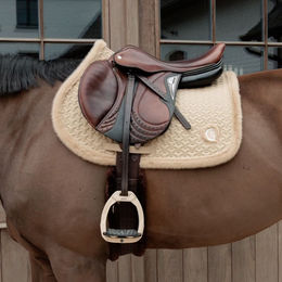 Kentucky Horsewear Springschabracke Full Beige mit Kunstfellrand und Plaited-Design – Bild 1 von 4