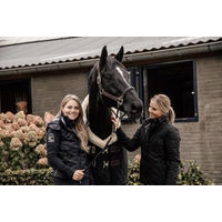 Produktbild von Kentucky Horsewear Turnierdecke Schwarz 145 cm mit hellem Fellkragen 160g