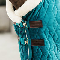 Produktbild von Kentucky Horsewear Turnierdecke Velvet für Pferde Smaragdgrün 140