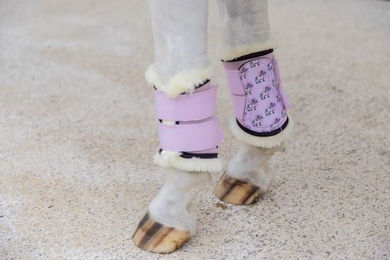 Produktbild von Kentucky Horsewear Turnout Gamaschen für Ponys mit veganem Schaffell in Rosa