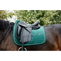 Produktbild von Kentucky Horsewear Velvet Springschabracke für Warmblut in Grün