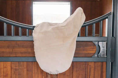 Kentucky Sattelschoner für Dressur und Springen aus Kunstleder in Beige – Bild 1 von 5