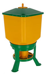 Kerbl Hobbyfarming Futterautomat mit Standfüßen für Hühner und Kaninchen aus Kunststoff 30l Gelb Grün - 30 l – Bild 1 von 3