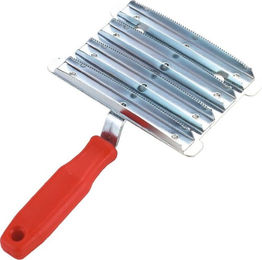 Produktbild von Kerbl Metallstriegel fein für Pferde aus verzinktem Metall mit 8 Reihen - 1 Stk.