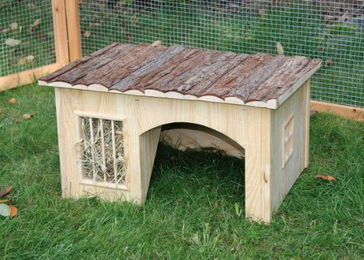 Kerbl Nagerhäuschen mit Heuraufe aus naturbelassenem Holz für Kaninchen, Hamster und Mäuse 54 x 41 x 30 cm – Bild 1 von 4