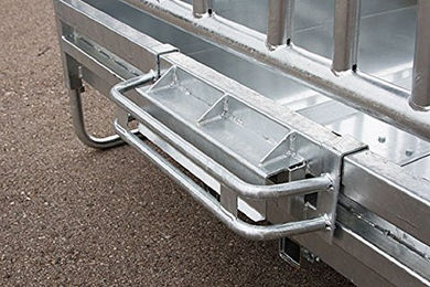 Kerbl Pferde Viereckraufe aus Metall mit Sicherheitsfressgitter 2 x 2 m in Silber – Bild 1 von 5