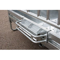 Produktbild von Kerbl Pferde Viereckraufe aus Metall mit Sicherheitsfressgitter 2 x 2 m in Silber