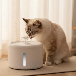 kowdom Trinkbrunnen für Katzen und Hunde mit 2,5L Fassungsvermögen, ultra-leise, 6-Stufen-Filter, Sichtfenster und BPA-frei, Weiß – Bild 1 von 3