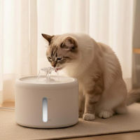 Produktbild von kowdom Trinkbrunnen für Katzen und Hunde mit 2,5L Fassungsvermögen, ultra-leise, 6-Stufen-Filter, Sichtfenster und BPA-frei, Weiß