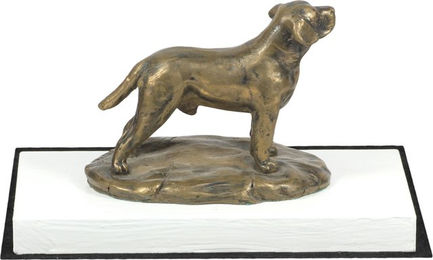 Produktbild von Labrador Retriever Hundefigur auf weißem Sockel