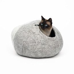 Produktbild von LucyBalu PEBBLE Katzenhöhle aus Filz grau/weiß
