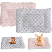 Produktbild von Ledander Liegematten aus Leder für Kaninchen und Meerschweinchen 2er-Set Grau und Rosa 31x21 cm