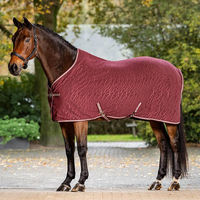 Produktbild von LeMieux Arika Monogram Fleece Decke für Pferde Rot