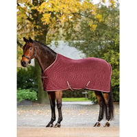 Produktbild von LeMieux Arika Monogramm Fleece-Decke für Pferde in Burgunderrot 1,8 m