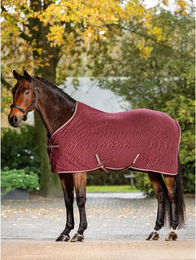 LeMieux Arika Monogramm Fleece-Pferdedecke in Burgunderrot 1,8 m – Bild 1 von 2