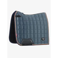 Produktbild von LeMieux Classic Dressur-Sattelunterlage mit Bambusfutter und PU-Leder Gurtschutzbereich Blau S/M