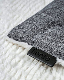 lionto Katzendecke grau/weiß aus Plüsch 50 x 35 cm für alle Altersstufen – Bild 1 von 2