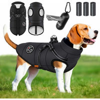 Produktbild von LOVPET Hundejacke Hundemantel mit integriertem Geschirr und Kotbeuteln Schwarz Wasserdicht Gefüttert mit Reflektoren - 45 Stk.