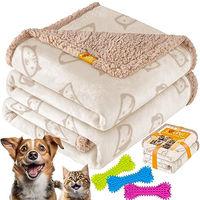 Produktbild von Lovpet wasserdichte Hundedecke und Katzendecke aus Fleece in Beige XL mit 3 Kauknochen