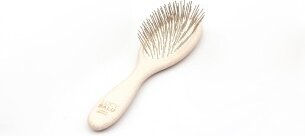 LucyBalu FIGARO Katzenbürste für Kurzhaar- und Langhaarkatzen mit Metallborsten und Holzgriff in Weiß – Bild 1 von 4