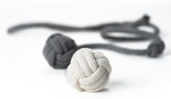 LucyBalu Katzen Wurfspielzeug Knot Balls aus Baumwolle 2er Set Weiß Grau – Bild 1 von 10