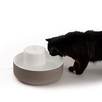 Produktbild von LucyBalu Trevi Katzen Trinkbrunnen aus Keramik in Taupe - 2,8 l