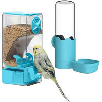 Produktbild von LuxusKollektion Automatisches Vogelfutterspender und Wasserspender Set mit Sitzstange aus Kunststoff in Blau für Nymphensittiche, Kanarienvögel und Prachtfinken - 550 ml