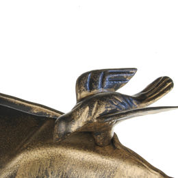 Produktbild von MACOSA HOME Vogeltränke und Vogelbad in Gold aus Kunststoff mit Dekovogel als Futterstelle für den Garten