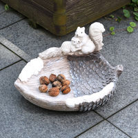 Produktbild von MARELIDA Futterstelle für Vögel und Insekten mit Eichhörnchen und Kieferkegel in Schneeoptik aus Kunstharz