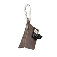 Produktbild von Max & Molly Kotbeuteltäschchen Matrix 2.0 Beutelspender aus wasserabweisendem Polyester in Stone mit Karabiner und Reißverschluss