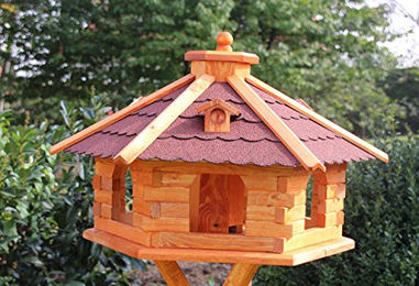 Produktbild von Maxi Vogelhaus aus Holz in Rot ohne Ständer 67 x 45 cm