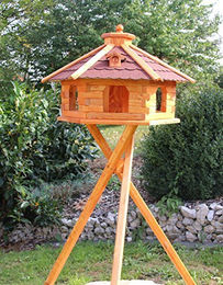 Produktbild von Maxi Vogelhaus aus Holz mit Ständer in Rot 67 x 45 cm