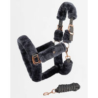 Produktbild von Maximilian Equestrian Halfter Fluffy mit Strick in Grau und Roségold aus synthetischem Schafsfell Full