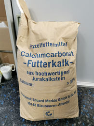 Merkle Futterkalk Einzelfuttermittel aus hochwertigem Jurakalkstein 25 kg – Bild 1 von 1