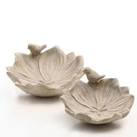 Produktbild von mucHome Vogeltränke und Bodenfutterstation aus Holzbeton in Blumenform Grau 26cm Durchmesser 11cm Höhe