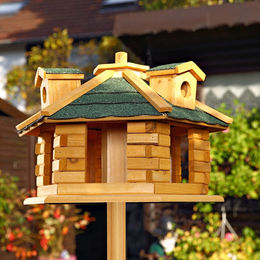 Mucola Vogelhaus aus Holz mit Bitumenschindeldach und Futterspender im Schornstein Braun 48x48x33 cm – Bild 1 von 9