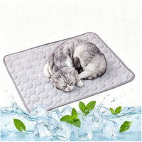 Produktbild von Mutig Selbstkühlende Hundematte und Katzenkühlmatte aus Polyester in Grau 62x50cm