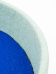 myfelt Hundekorb aus feiner Schurwolle Türkis mit royalblauem Inlay Größe M – Bild 1 von 3