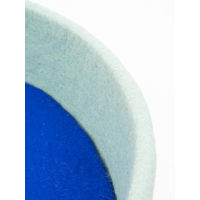 Produktbild von myfelt Hundekorb aus feiner Schurwolle Türkis mit royalblauem Inlay Größe M