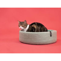 Produktbild von myfelt Katzenbett aus feiner Schurwolle in Türkis mit royalblauem Inlay