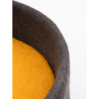 Produktbild von myfelt Kuno Hundekorb aus Schurwolle Anthrazit mit ockergelbem Inlay Größe S
