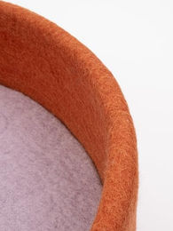 myfelt Lora Hundekorb aus Schurwolle Rostrot mit lavendelfarbenem Inlay Größe S – Bild 1 von 6
