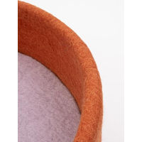 Produktbild von myfelt Lora Hundekorb aus Schurwolle Rostrot mit lavendelfarbenem Inlay Größe S